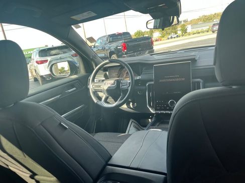 Used 2025 GMC Acadia Elevation image 28