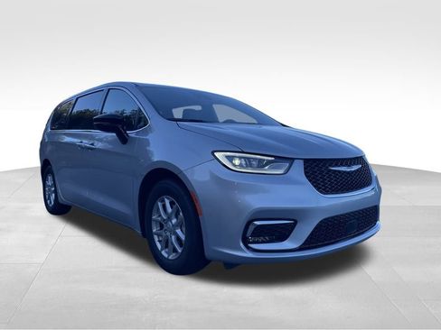 New 2026 Chrysler Pacifica Select image 3