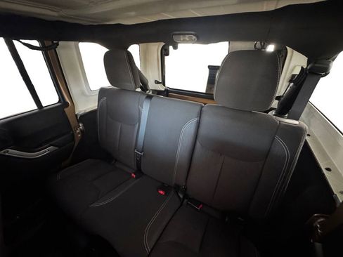 Used 2015 Jeep Wrangler Unlimited Rubicon w/ Connectivity Group image 13