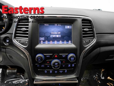 Used 2021 Jeep Grand Cherokee Laredo w/ Security & Convenience Group AWD/4WD image 12