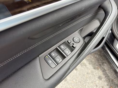 Used 2023 BMW 530e xDrive image 24