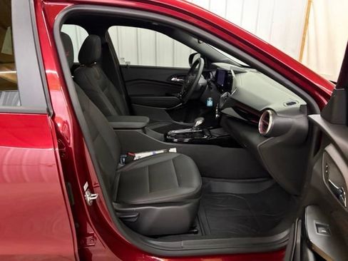 Used 2025 Chevrolet Trax RS w/ Sunroof Package FWD image 24