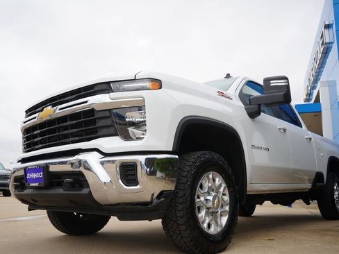 Used 2024 Chevrolet Silverado 2500 LT AWD/4WD image 4