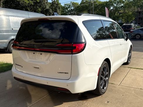Used 2025 Chrysler Pacifica Limited FWD image 9