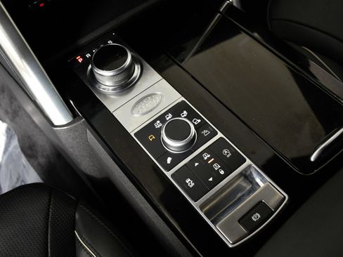 Used 2020 Land Rover Discovery HSE image 16