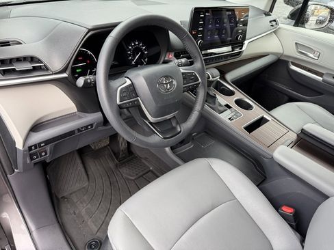 Certified 2023 Toyota Sienna XLE image 12