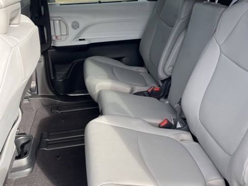 Used 2025 Toyota Sienna XLE image 11