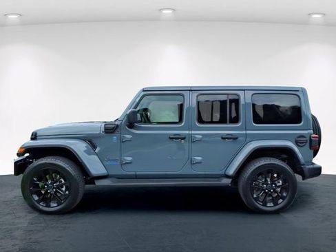 Used 2025 Jeep Wrangler Unlimited Sahara AWD/4WD image 5