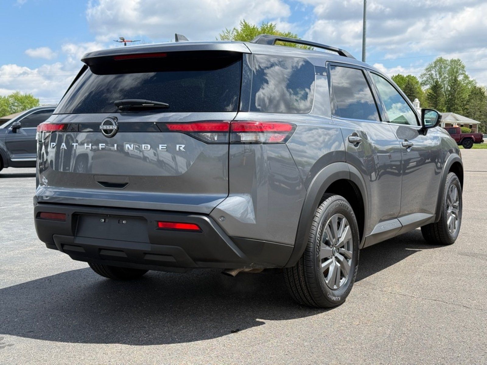 Used 2025 Nissan Pathfinder SV FWD image 8