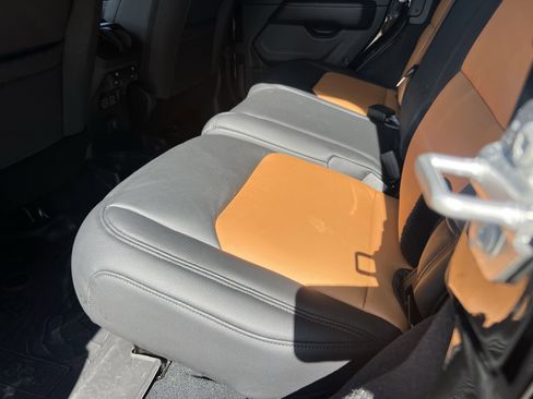 Used 2024 Jeep Wrangler Sahara image 33