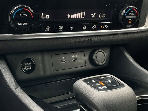 Used 2025 Nissan Rogue SV image 32