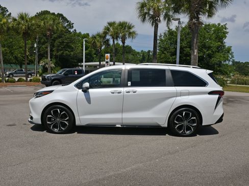 Certified 2025 Toyota Sienna Platinum FWD image 5