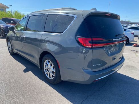 Used 2022 Chrysler Pacifica Touring-L image 8