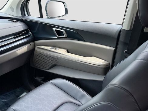 Used 2025 Kia Carnival FWD image 24