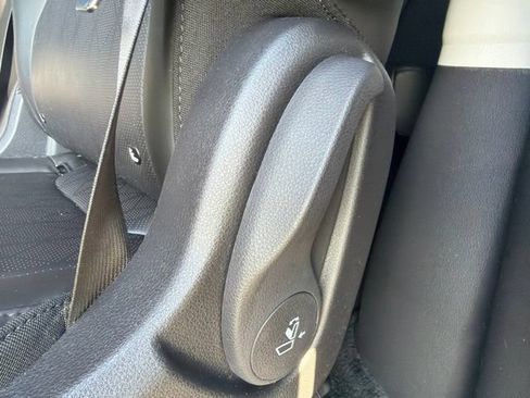 Used 2023 Kia Carnival LX FWD image 18