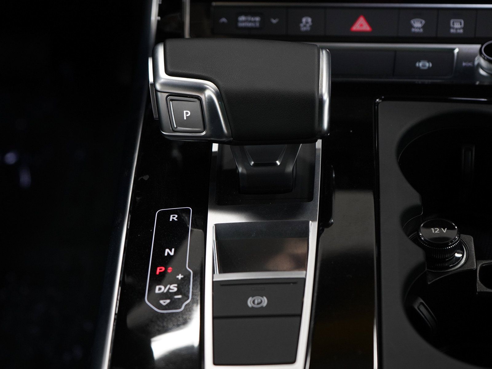 Used 2025 Audi Q8 Premium w/ Convenience Package AWD/4WD image 22