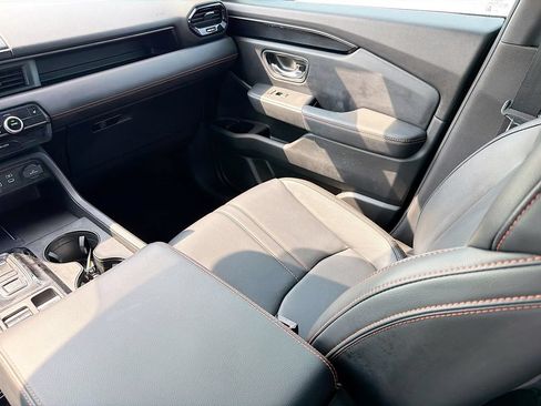 Used 2025 Honda Pilot TrailSport image 29