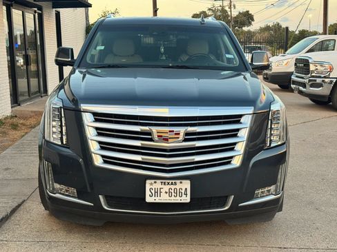 Used 2019 Cadillac Escalade Luxury AWD/4WD image 2
