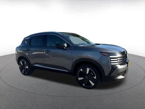 Used 2026 Nissan Kicks SR AWD/4WD image 2