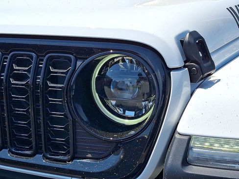 Used 2025 Jeep Gladiator Mojave AWD/4WD image 34