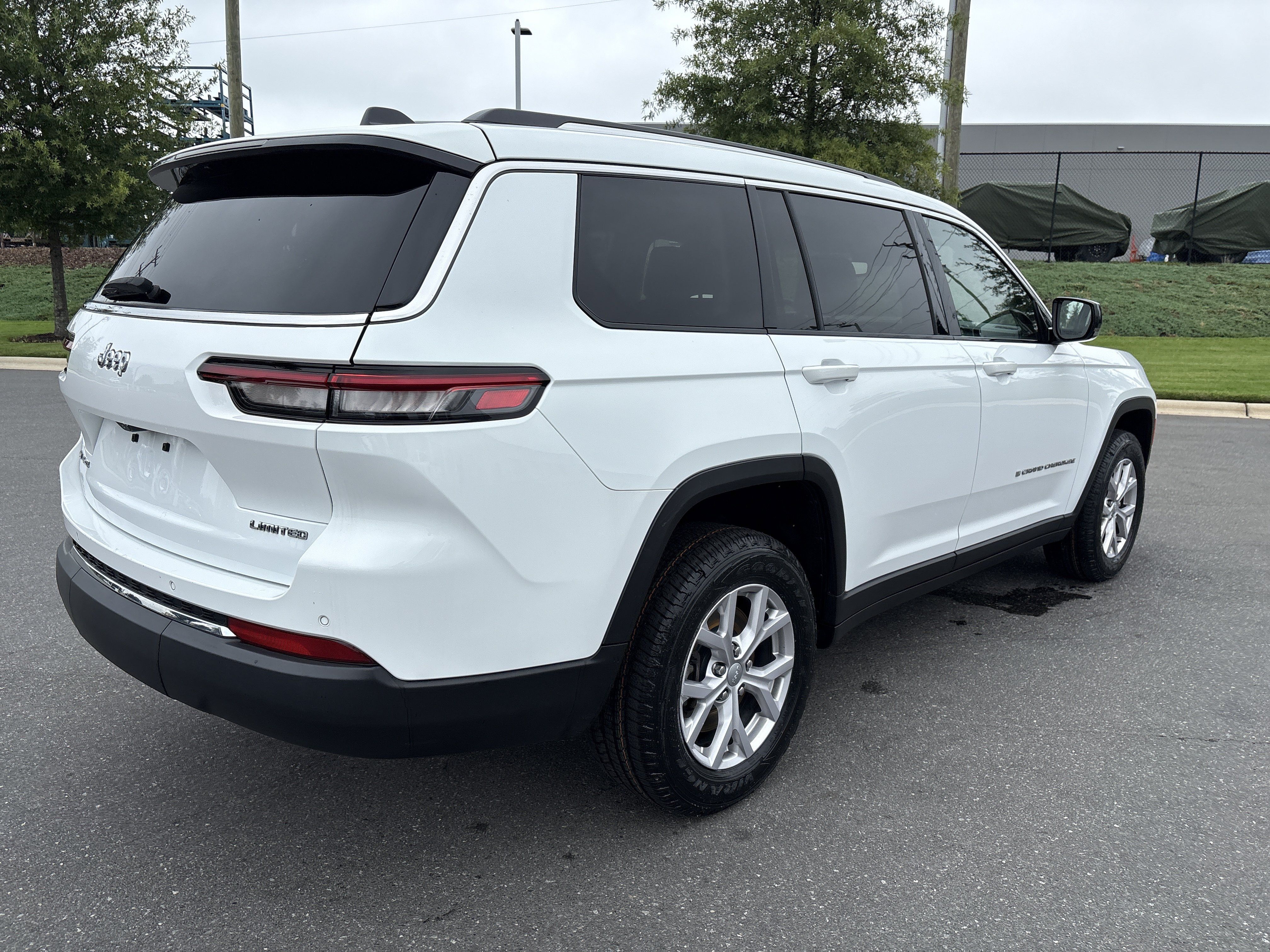 Used 2022 Jeep Grand Cherokee L Limited AWD/4WD image 9