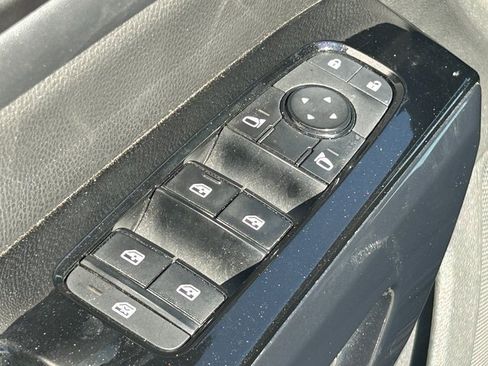 Used 2022 Nissan Pathfinder SV image 27