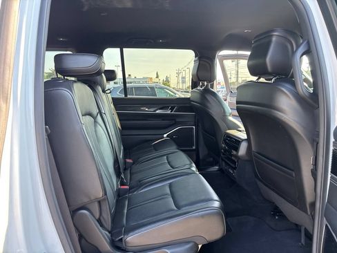 Used 2022 Jeep Wagoneer Series II AWD/4WD image 41