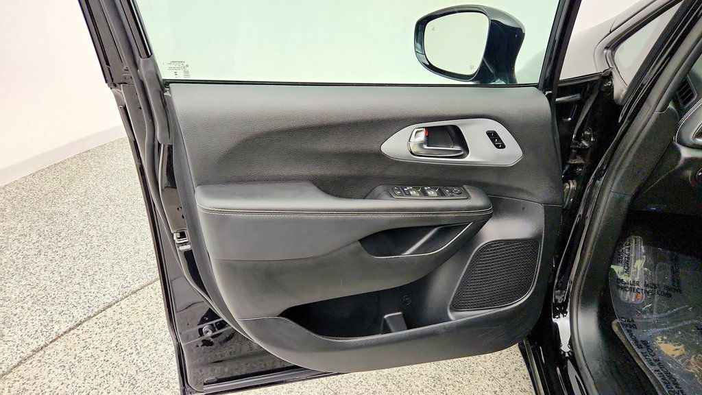 Used 2025 Chrysler Pacifica Limited FWD image 12