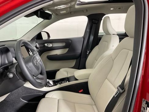 Certified 2025 Volvo XC40 B5 Ultra AWD/4WD image 31