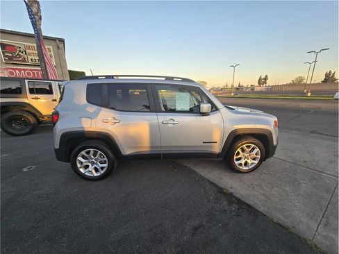 Used 2018 Jeep Renegade Latitude w/ Cold Weather Group FWD image 3