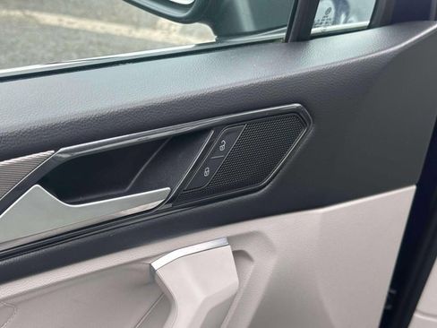 Used 2022 Volkswagen Tiguan SE w/ Panoramic Sunroof Package image 18