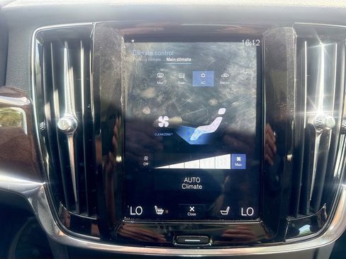 Used 2019 Volvo S90 T5 Momentum FWD image 17