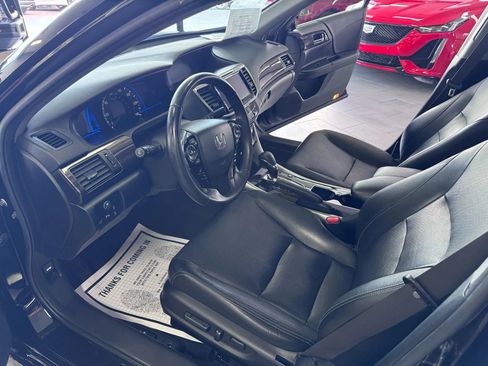 Used 2017 Honda Accord Touring image 9