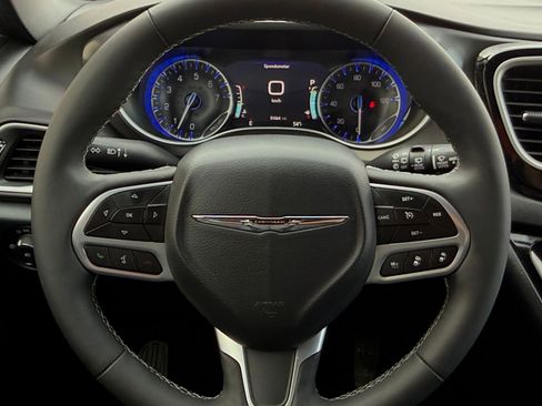 Used 2025 Chrysler Pacifica Select image 27