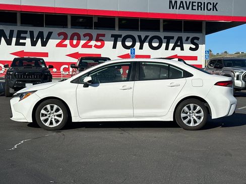 Used 2025 Toyota Corolla LE image 2
