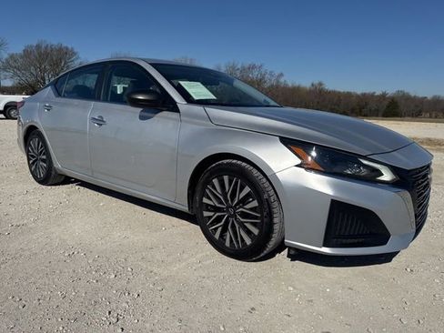 Used 2024 Nissan Altima 2.5 SV image 7