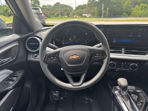 Used 2025 Chevrolet Trax LT FWD image 32