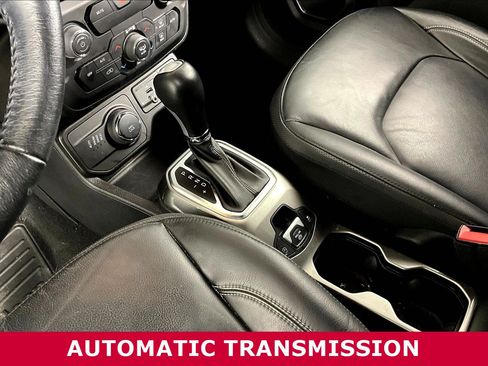 Used 2019 Jeep Renegade Limited AWD/4WD image 17