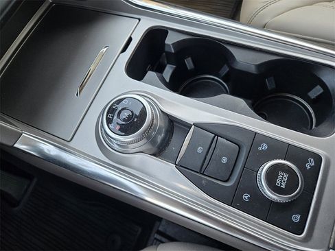 Used 2020 Ford Explorer Platinum w/ Premium Technology Package image 18