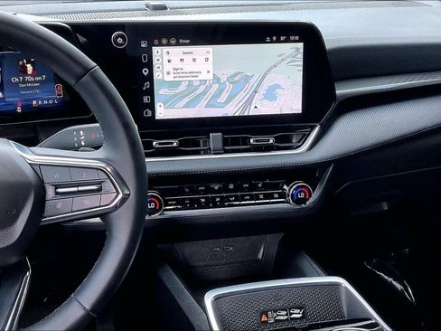 Used 2025 Chevrolet Equinox LT w/ Convenience Package II FWD image 7