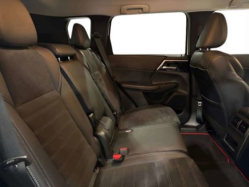 Used 2023 Mitsubishi Outlander SE AWD/4WD image 15