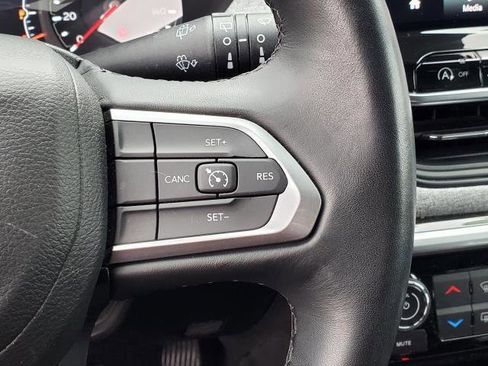 Used 2022 Jeep Compass Latitude image 12