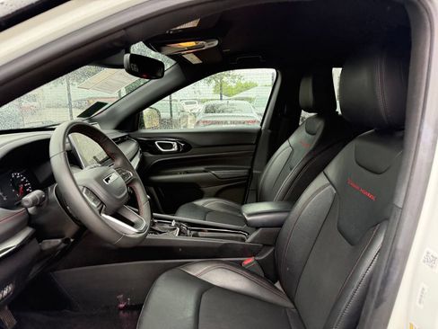 Used 2025 Jeep Compass Trailhawk AWD/4WD image 10