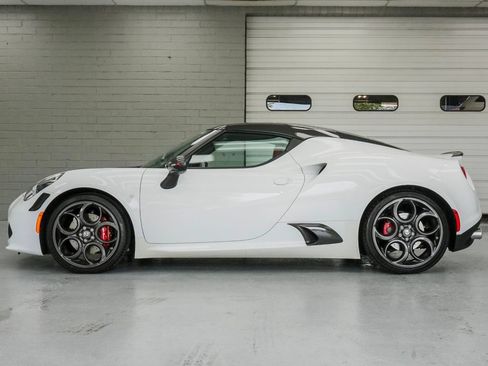 Used 2018 Alfa Romeo 4C Coupe w/ Coupe Track Package 1 RWD image 4
