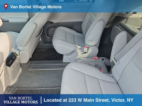 Used 2019 Toyota Sienna XLE w/ XLE Navigation Package FWD image 28