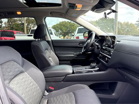 Used 2025 Nissan Pathfinder SV w/ SV Premium Package image 11