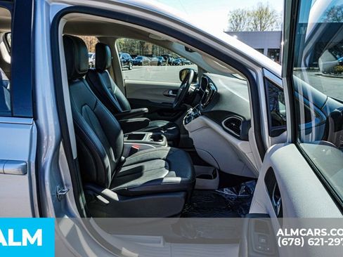 Used 2024 Chrysler Pacifica Touring-L image 25