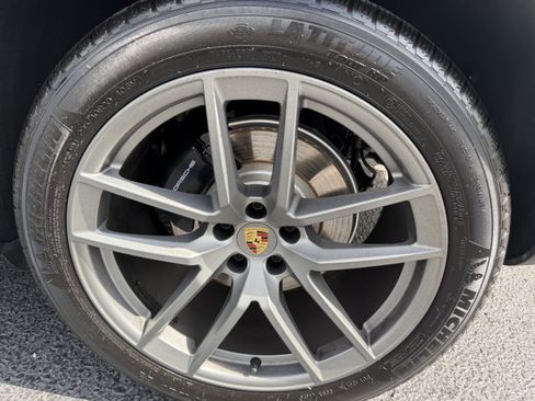 Certified 2025 Porsche Macan AWD/4WD image 9