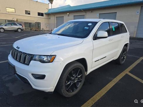 Used 2017 Jeep Grand Cherokee Altitude image 1