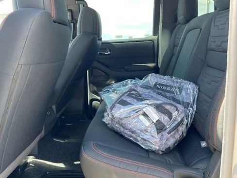 Used 2025 Nissan Frontier PRO-4X image 10
